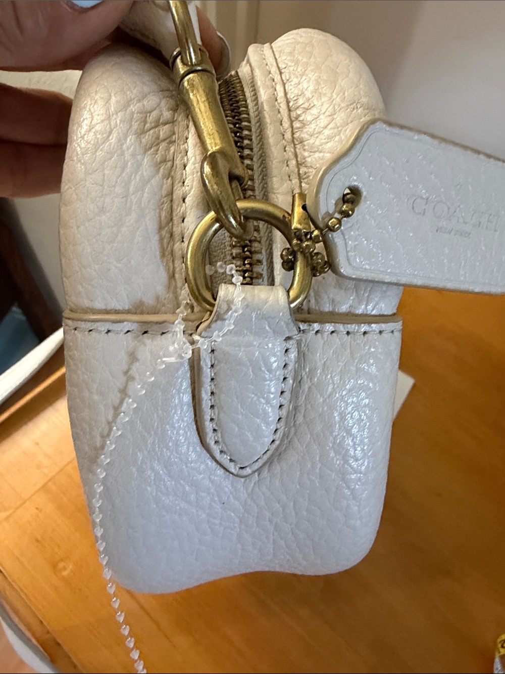 Coach Camera C5809 Cream Pebbled Leather Crossbody Bag with Turn-Lock Closure - Picture 7 of 16
